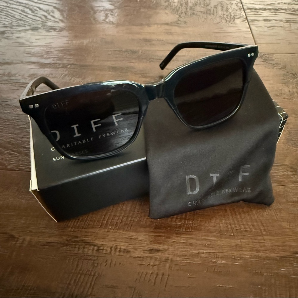 Diff Eyewear Billie Charcoal Sunglasses - NEW